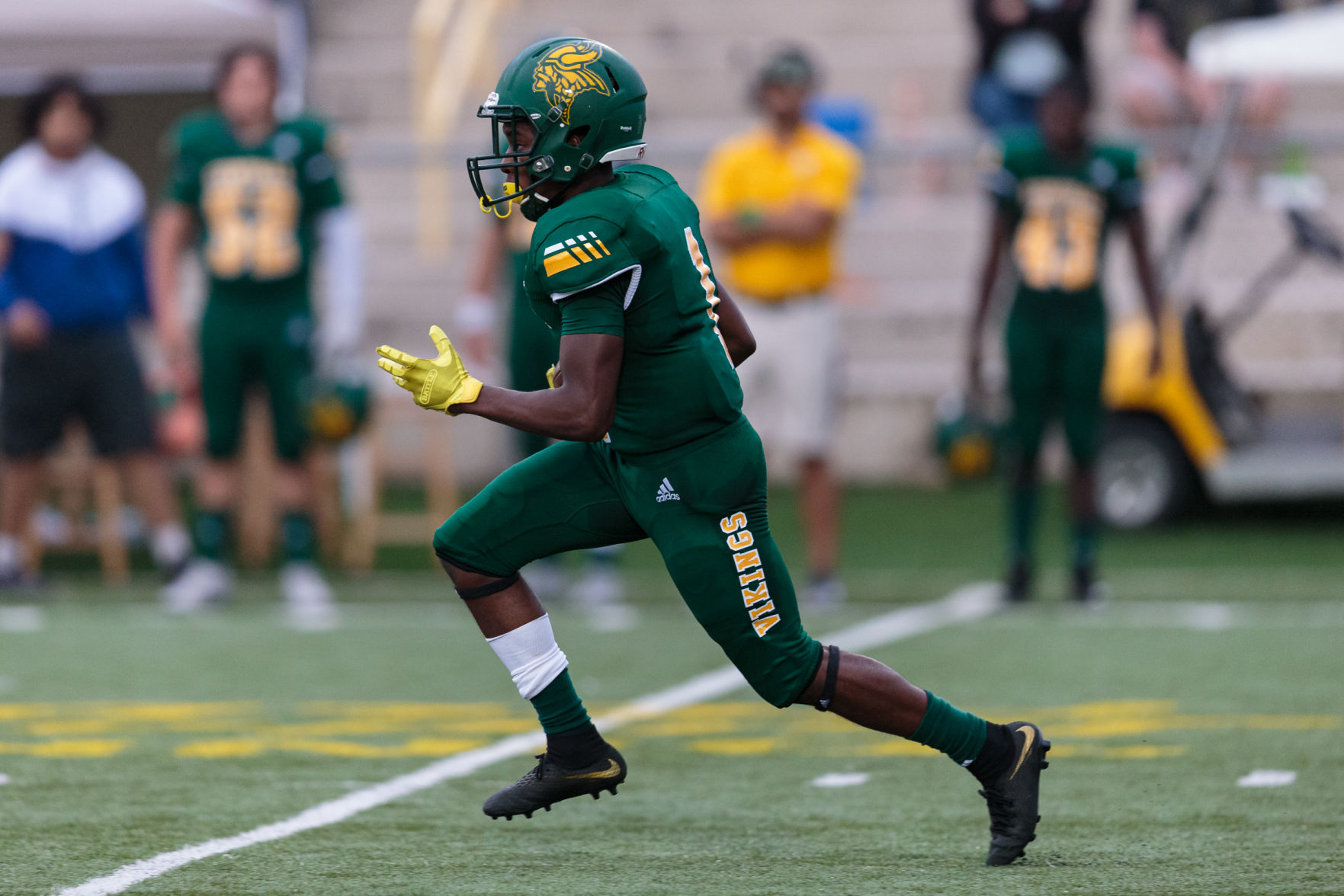The Ragin' Bulls come from behind in the Battle of the Horns to defeat the Vikings 27-20.